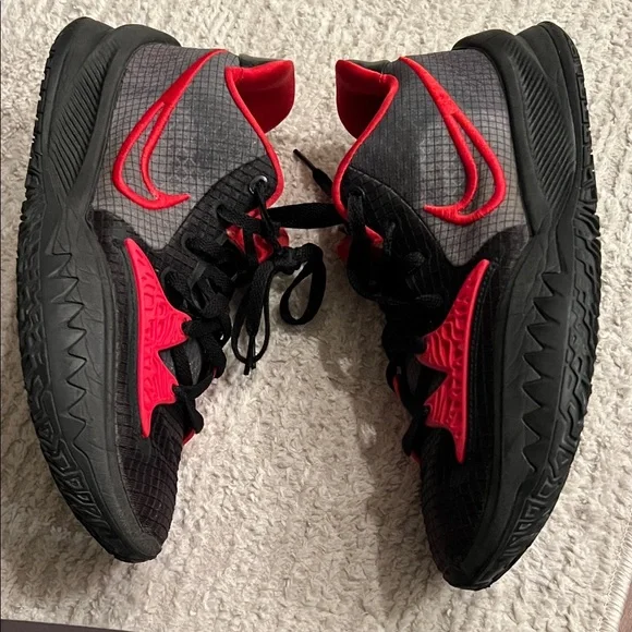 Nike Men Size 9 - Nike Kyrie Low 4 Bred Black/White/University Red - Picture 9 of 13